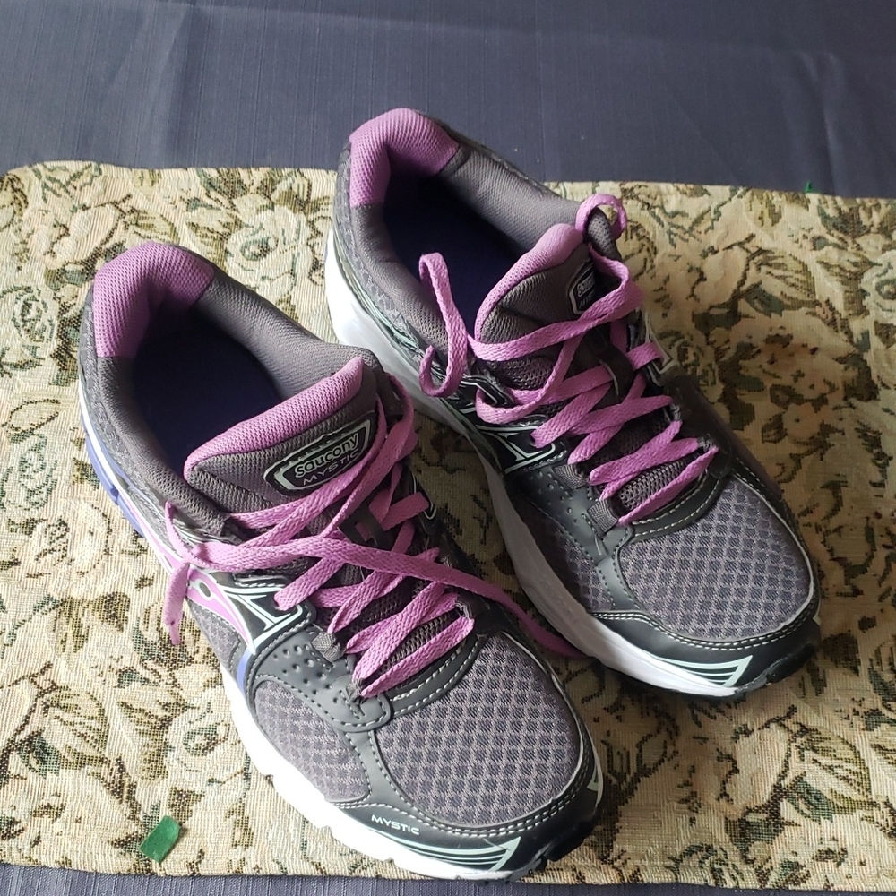 SAUCONY Women's Mystic Gray and Purple Running Shoes. Size 8.5. New, Never Worn.
